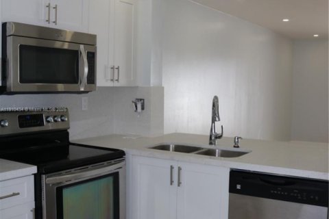 Touwnhouse à vendre à Miami, Floride: 3 chambres, 117.99 m2 № 1966898 - photo 12