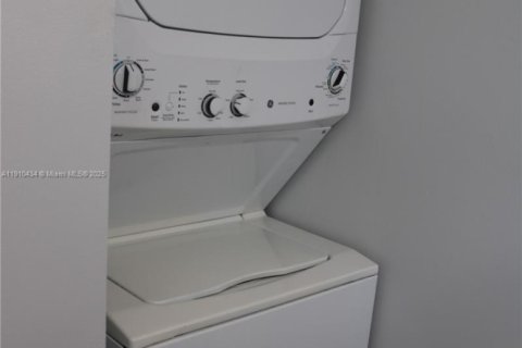 Touwnhouse à vendre à Miami, Floride: 3 chambres, 117.99 m2 № 1966898 - photo 6