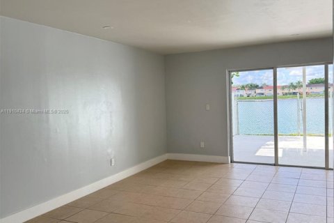 Touwnhouse à vendre à Miami, Floride: 3 chambres, 117.99 m2 № 1966898 - photo 7