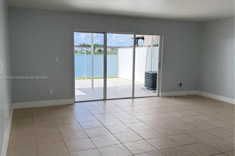 Touwnhouse à vendre à Miami, Floride: 3 chambres, 117.99 m2 № 1966898 - photo 8