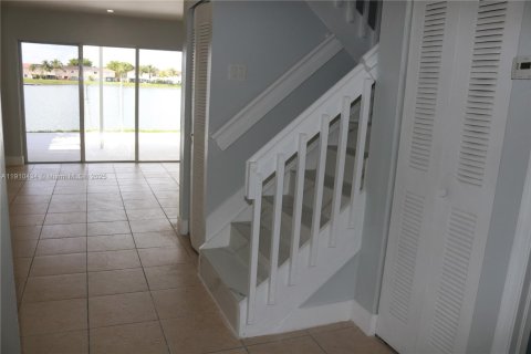 Touwnhouse à vendre à Miami, Floride: 3 chambres, 117.99 m2 № 1966898 - photo 4