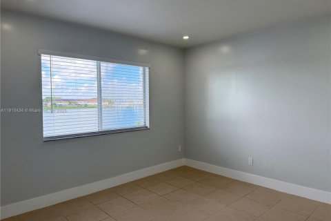 Touwnhouse à vendre à Miami, Floride: 3 chambres, 117.99 m2 № 1966898 - photo 14