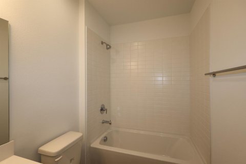 Casa en alquiler en Palm Bay, Florida, 3 dormitorios, 156.45 m2 № 2352652 - foto 10