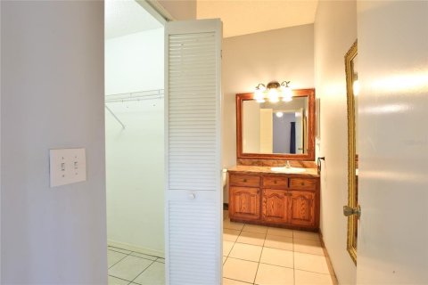 Condo in Sun City Center, Florida, 2 bedrooms  № 1676002 - photo 12