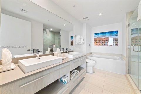 Condominio en alquiler en Hollywood, Florida, 2 dormitorios, 99.87 m2 № 1958878 - foto 13