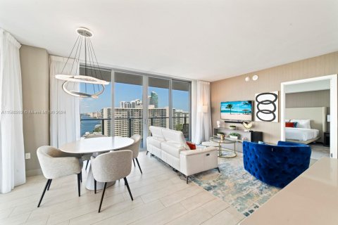 Condominio en alquiler en Hollywood, Florida, 2 dormitorios, 99.87 m2 № 1958878 - foto 3