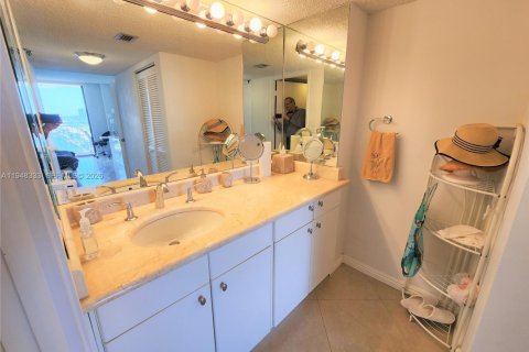 Снять в аренду кондоминиум в Санни-Айлс-Бич, Флорида 2 спальни, 93.65м2, № 2004640 - фото 24