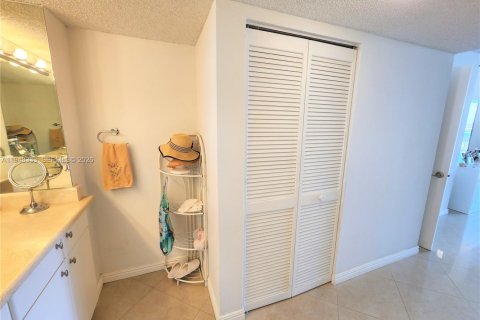 Снять в аренду кондоминиум в Санни-Айлс-Бич, Флорида 2 спальни, 93.65м2, № 2004640 - фото 25