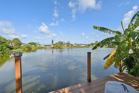 House in Englewood, Florida 2 bedrooms, 112.78 sq.m. № 1580149 - photo 30
