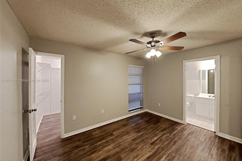 House in Miami, Florida 3 bedrooms, 112.78 sq.m. № 1948589 - photo 11