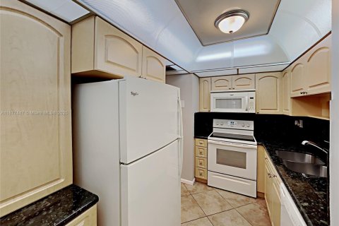 House in Miami, Florida 3 bedrooms, 112.78 sq.m. № 1948589 - photo 8