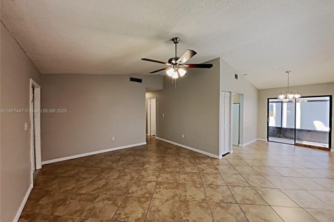 House in Miami, Florida 3 bedrooms, 112.78 sq.m. № 1948589 - photo 10