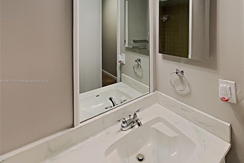 House in Miami, Florida 3 bedrooms, 112.78 sq.m. № 1948589 - photo 16