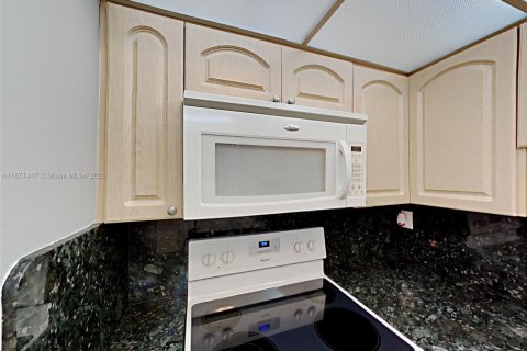 House in Miami, Florida 3 bedrooms, 112.78 sq.m. № 1948589 - photo 7