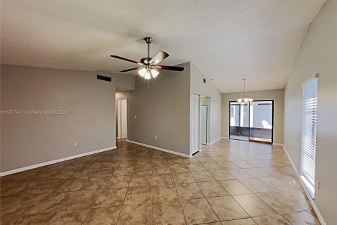 House in Miami, Florida 3 bedrooms, 112.78 sq.m. № 1948589 - photo 9