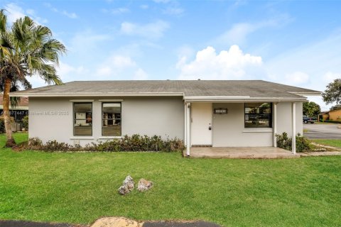 House in Miami, Florida 3 bedrooms, 112.78 sq.m. № 1948589 - photo 1