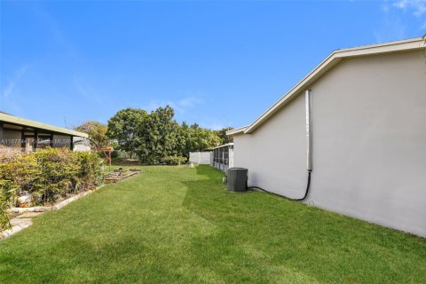 House in Miami, Florida 3 bedrooms, 112.78 sq.m. № 1948589 - photo 22