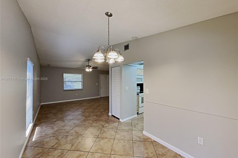 House in Miami, Florida 3 bedrooms, 112.78 sq.m. № 1948589 - photo 6
