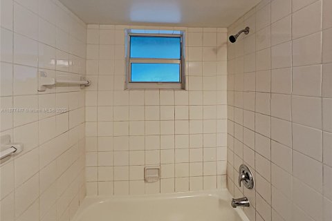 House in Miami, Florida 3 bedrooms, 112.78 sq.m. № 1948589 - photo 13