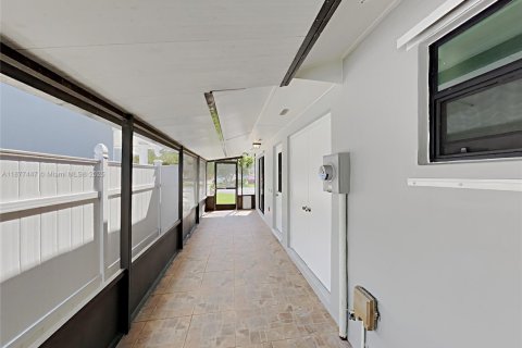 House in Miami, Florida 3 bedrooms, 112.78 sq.m. № 1948589 - photo 20