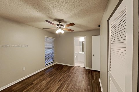House in Miami, Florida 3 bedrooms, 112.78 sq.m. № 1948589 - photo 12