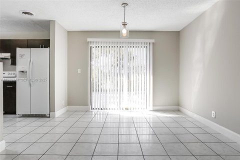 Снять в аренду виллу или дом в Норт-Лодердейл, Флорида 3 спальни, 103.31м2, № 1989521 - фото 5