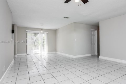 Снять в аренду виллу или дом в Норт-Лодердейл, Флорида 3 спальни, 103.31м2, № 1989521 - фото 4