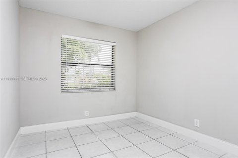 Снять в аренду виллу или дом в Норт-Лодердейл, Флорида 3 спальни, 103.31м2, № 1989521 - фото 10