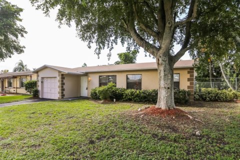 Снять в аренду виллу или дом в Норт-Лодердейл, Флорида 3 спальни, 103.31м2, № 1989521 - фото 2