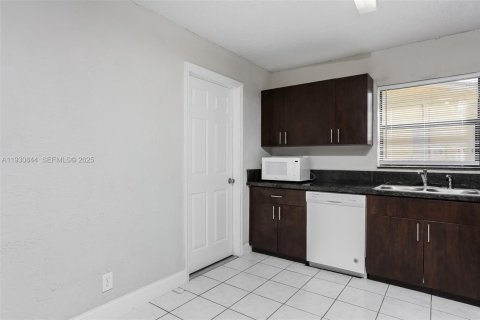 Снять в аренду виллу или дом в Норт-Лодердейл, Флорида 3 спальни, 103.31м2, № 1989521 - фото 7