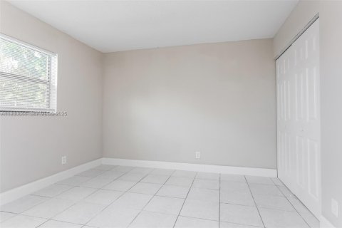 Снять в аренду виллу или дом в Норт-Лодердейл, Флорида 3 спальни, 103.31м2, № 1989521 - фото 9