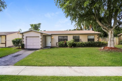 Снять в аренду виллу или дом в Норт-Лодердейл, Флорида 3 спальни, 103.31м2, № 1989521 - фото 1