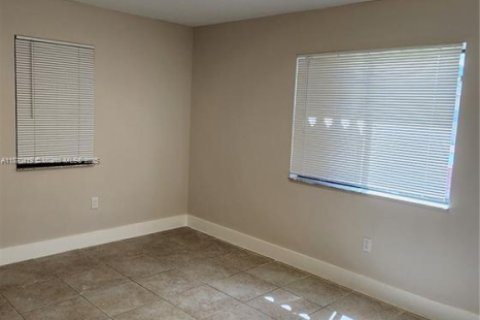 Casa en alquiler en Miramar, Florida, 2 dormitorios, 162.86 m2 № 1978776 - foto 2