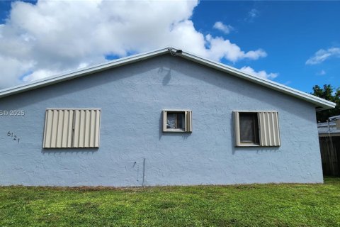 Casa en alquiler en Miramar, Florida, 2 dormitorios, 162.86 m2 № 1978776 - foto 1