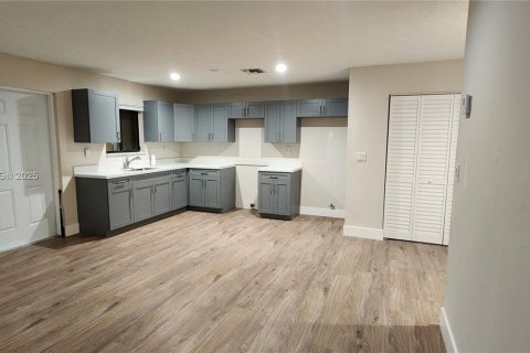 Casa en alquiler en Miramar, Florida, 2 dormitorios, 162.86 m2 № 1978776 - foto 4