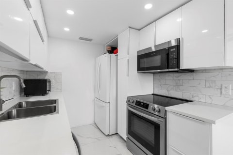 Condo in Deerfield Beach, Florida, 2 bedrooms  № 2245440 - photo 10