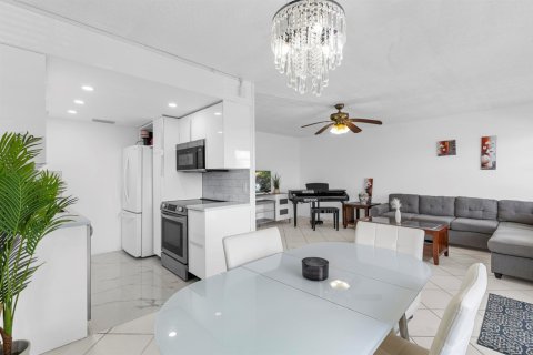 Condo in Deerfield Beach, Florida, 2 bedrooms  № 2245440 - photo 8