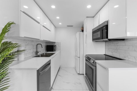 Condo in Deerfield Beach, Florida, 2 bedrooms  № 2245440 - photo 11