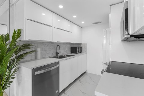 Condo in Deerfield Beach, Florida, 2 bedrooms  № 2245440 - photo 9