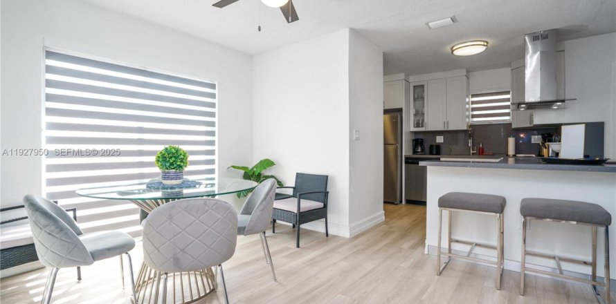 Propiedad comercial en Cutler Bay, Florida 236.44 m2 № 1988165