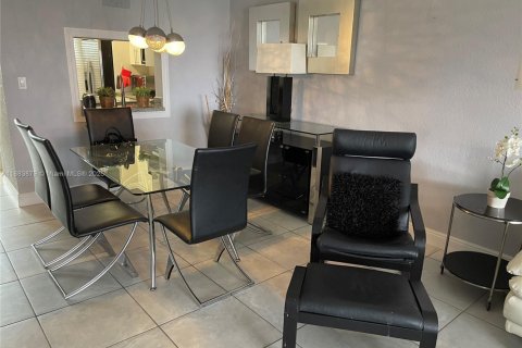 Condo in Hallandale Beach, Florida, 2 bedrooms  № 1929987 - photo 4