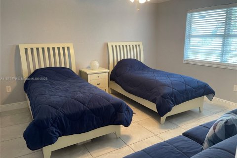 Condo in Hallandale Beach, Florida, 2 bedrooms  № 1929987 - photo 7