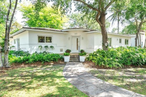 House in Coral Gables, Florida 3 bedrooms, 204.76 sq.m. № 2064399