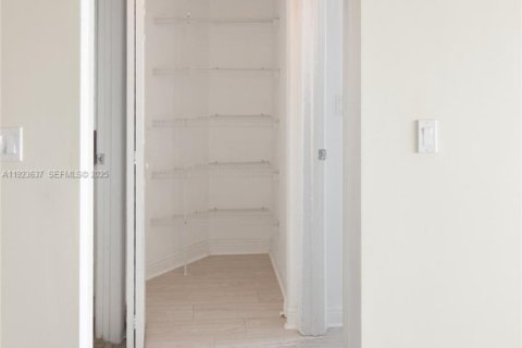 Снять в аренду квартиру в Халландейл-Бич, Флорида 2 спальни, 97.73м2, № 1983617 - фото 10