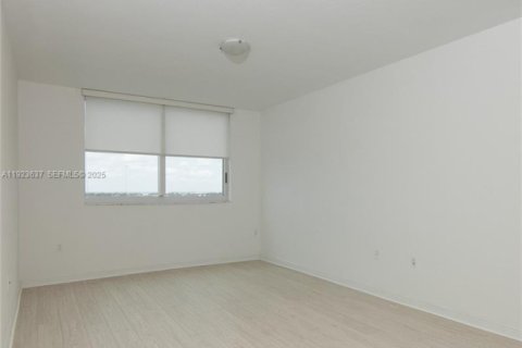 Снять в аренду квартиру в Халландейл-Бич, Флорида 2 спальни, 97.73м2, № 1983617 - фото 5