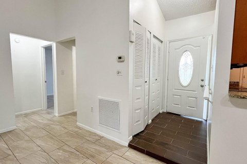 House in Kissimmee, Florida 3 bedrooms, 106.74 sq.m. № 2277642 - photo 5