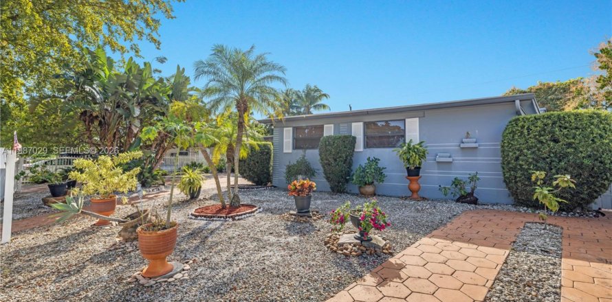 Дом в Норт-Майами, Флорида 3 спальни, 168.06м2 № 2049159