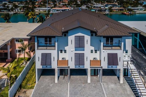 Adosado en venta en Treasure Island, Florida, 4 dormitorios, 270.9 m2 № 1910112 - foto 1