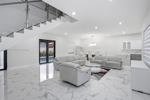 Villa ou maison à vendre à Miami, Floride: 5 chambres, 310.48 m2 № 2292525 - photo 8