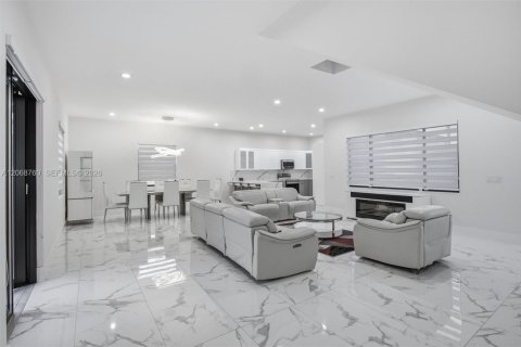 Villa ou maison à vendre à Miami, Floride: 5 chambres, 310.48 m2 № 2292525 - photo 4